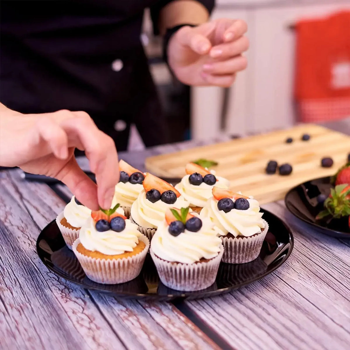 Food Grade Paper Baking Cups for Cupcakes Muffins and Cakes